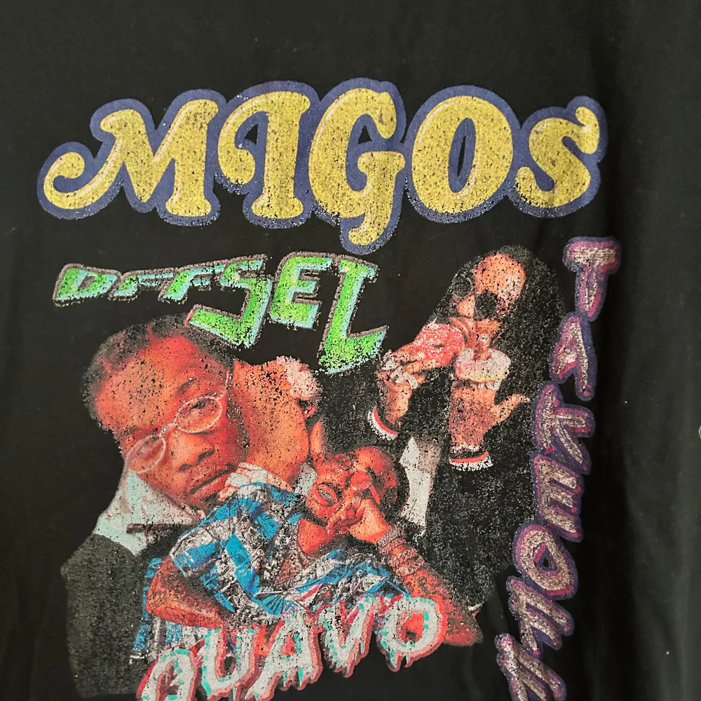 En svart tröja med Migos tryck på, avänd endast 3 gånger då den är för stor. Den ska vara S men passar mest som M. T-shirts.