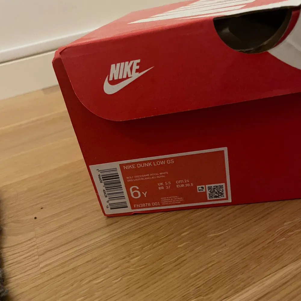 Dessa är ett par Nike dunks i stl 38.5. Endast använda en gång ute.  Dessutom medföljer boxen som kom med skorna. Säljs då dessa var för små för mig. . Skor.