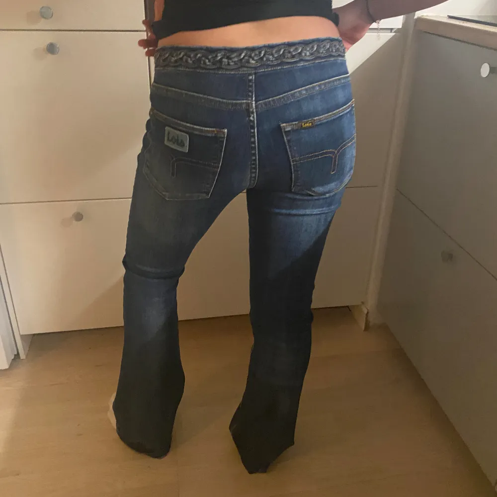 Jättefina Lois jeans som tyvärr inte kommer till användning längre. Nypris är 1900kr och säljer därmed för 600kr. Hon på bilden är 160 och är lite långa på henne. Storlek:28, längd:32. Pris kan diskuteras!!!💞. Jeans & Byxor.