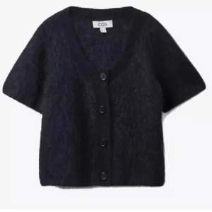 Säljer denna eftertraktade tröjan från COS i mörkblå och storlek S🥰 jättebra skick!! Säljer vid bra bud 🥰