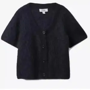 Säljer denna eftertraktade tröjan från COS i mörkblå och storlek S🥰 jättebra skick!! Säljer vid bra bud 🥰