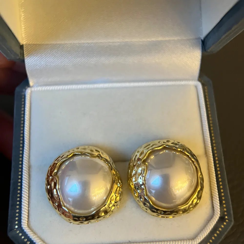 Faux Pearl, Gold plated, Silver pins, earrings back is included, brand new. Accessoarer.