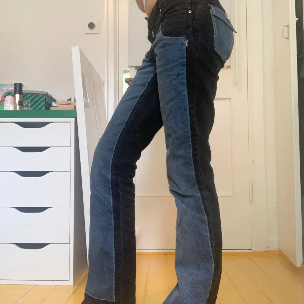 Skit coola svarta Lågmidjade jeans med blåa patches och blåa bakfickor.  Innerbenslängd: 81cm Midjemått runt hela: 77cm  Fråga för fler bilder . Jeans & Byxor.