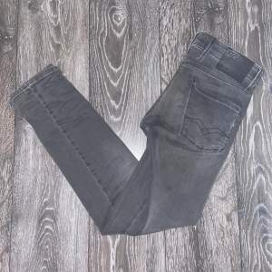 Retail - 1800 | 9.8/10 | Replay Anbass jeans, i bra sick | helt nya bara att ägaren har provat på de efter köpet | Köp sker via dm!🍾🥂   L30 W29