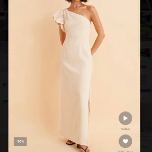 Balklänning beige  - Säljer denna figursydda klänning från nakd i storlek 38. Klänningen är i nyskick och prislapparna sitter på. Perfekt till bal🙌🙌 skriv för fler bilder!!