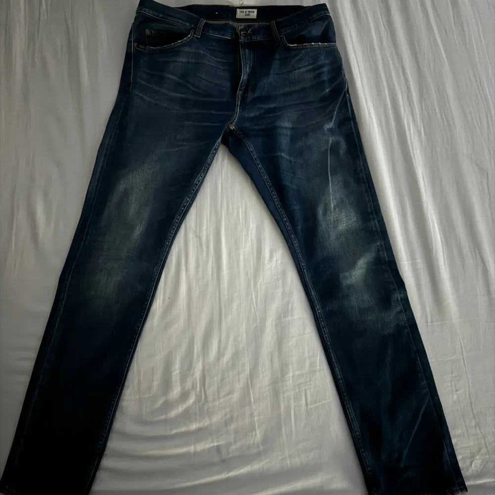 Tiger of sweden jeans använda 1 gång. De är slim fit men var lite för tighta på mig (183 cm)(34,34) kanske pga fotbollslåren 🤔. Aja, endast använda 1 gång som sagt och köptes för 1800kr.  Extremt snygga ”Grisch” jeans.. Jeans & Byxor.