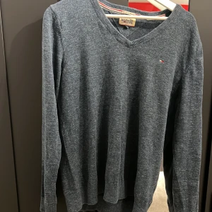 Skön tommy hilfiger sweatshirt  - Tommy hilfiger tröja nynligen köpt men var för liten och hitta inget kvitto