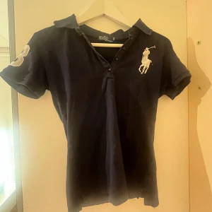 Äkta polo Ralph lauren piké - Jättefin fin mörkblå piké från Ralph lauren🥰 äkta och i bra skick💕  Pris kan diskuteras