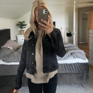 Svart jeansjacka - Säljer en oanvänd svart jeansjacka i stl s