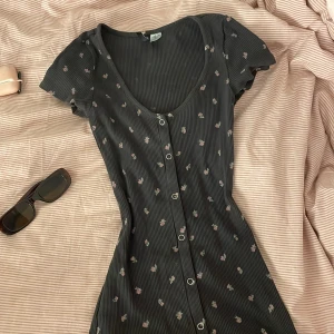 blommig kortärmad miniklänning - Har använt två elr tre gånger typ🤍 inte riktigt min stil men jätte söt klänning🎀