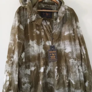 Woolrich Windbreaker  - En fet woolrich windbreaker i grön färg Skick 9/10 inga skråmor eller håll. Den är väldigt sällsynt och väldigt snygg och stilren. Kan byta mot patagonien väst!