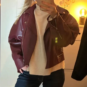 Röd skinnjacka - Lånade bilder skriv för fler 