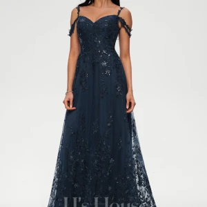 Underbar balklänning i vackert midnattsblått - Balklänning från JJsHouse säljes då jag istället valde en klänning i annan färg. Aldrig använd, endast provad en gång. Orginalförpackning och lappar är kvar. Nypris 2414 kr