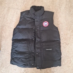 CANADA GOOSE VÄST  - Säljer där den inte passar min klädstil längre och vill tömma min garderob
