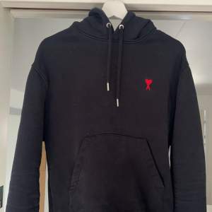Ami Paris hoodie använd ett fåtal gånger nypris 2500 mitt pris 1700 skick 9/10 