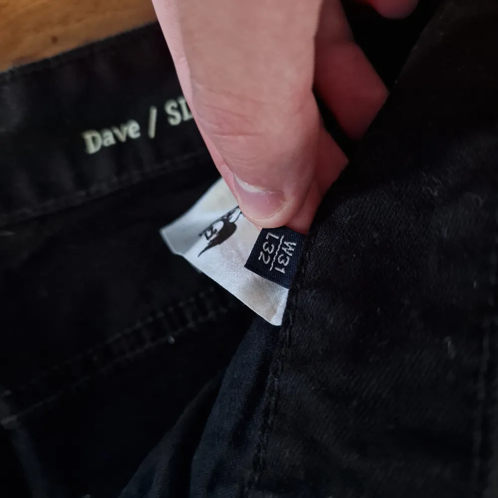 Säljer dess 2 par jeans som har blivit för små för mig. De är båda av storleken 31/32. Väldigt clean och stilrena!  Om ni köper båda : 299:- Om ni köper en : 149:-. Jeans & Byxor.