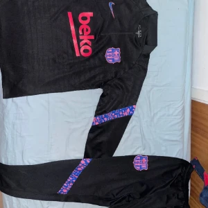 Barcelona Training Tracksuit 20/21 - Barcelona training tracksuit 20/21 storlek M. Har haft den ett helt okej tag men väljer nu att sälja den. Hör av dig vid frågor! 
