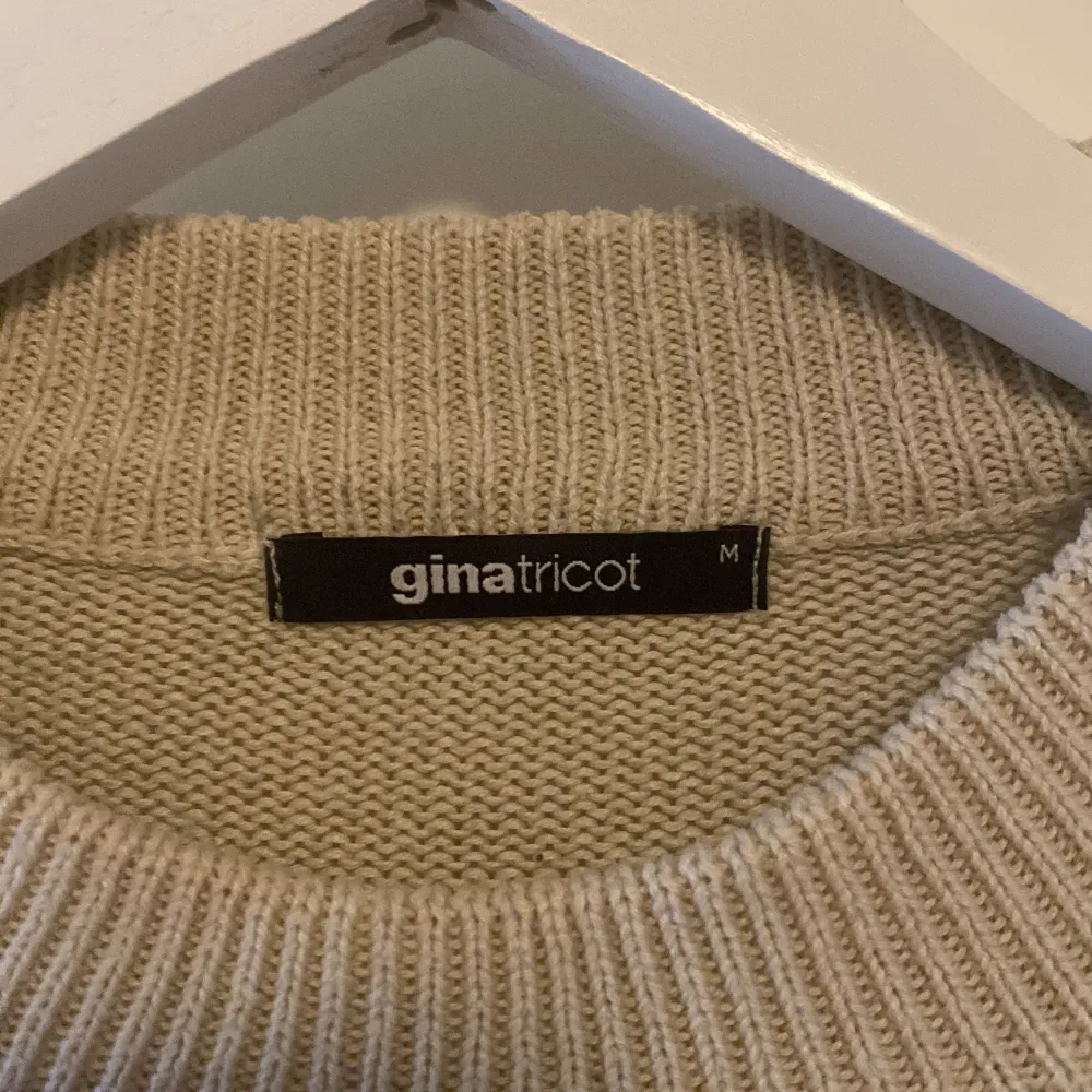 Stickad tröja från Ginatricot. Tidigare köpt här från Plick men är i gott skick🫶🏻🌷. Tröjor & Koftor.
