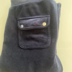 Snygga mjukisar fån juicy  - Köpte för 1 år sen, kommer inte till användning, inga defekter. Köpte för 1100kr!