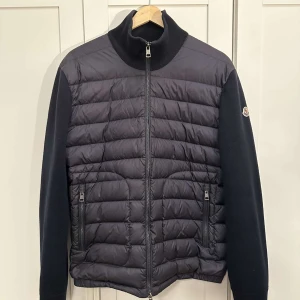 Moncler cardigan  - Använt den mycket men skulle ändå säga att den är i fint skick förutom att grejen man hänger jackan i har lossnat på ena sidan som ni ser på en bild. Köpunderlag från NK finns men inte original kvittot då jag tappat bort det.