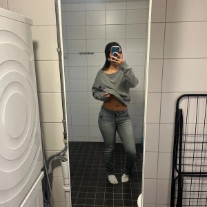 Acne action jeans - Säljer mina super snygga lågmidjade jeans pga tyvär blivit för små för mig. Passar både S & XS och lägger sig så fint över skon!💕