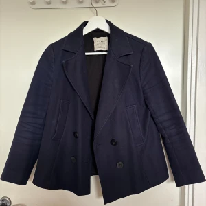 Kappa från Zara - Jättefin marinblå kappa från Zara🥰 säljer då den inte kommer till användning. Köparen står för frakten💞