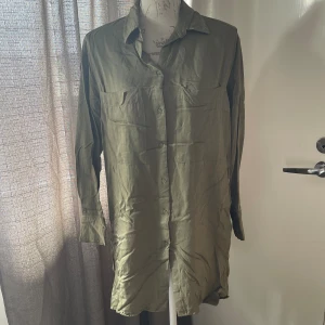 Skjorta H&M - Grön skjorta från H&M i stl S. 100% viskos.