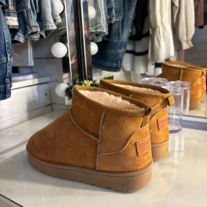 Uggs - Säljer helt oanvända uggs (inte äkta uggs!)💞Endast testade och säljer pga för små! Storleken är 39 men skulle säga att den passar för 38 eller 37! Köparen står för frakt. Kommer ej ihåg vartifrån dom är dessvärre❤️