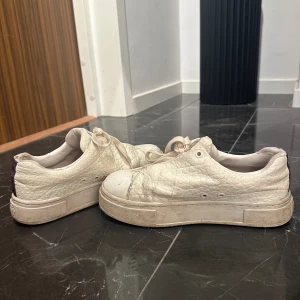 Vita eytys  - Vita eytys som är väl använda, dom är slitna men funkar såklart att använda fortfarande!💕skriv privat för mer info