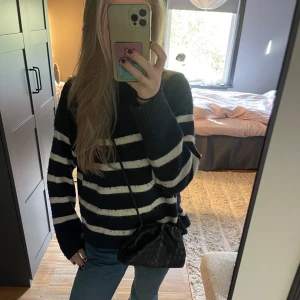 Randig stickad tröja💙🤍 - Fin randig mörkblå stickad tröja som är så mysig till våren och sommaren💙🤍☀️