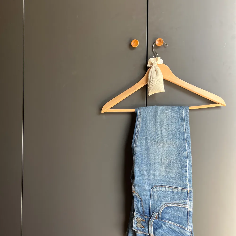 Ett par subdued jeans köpta i London❕Low waist bootcut 38 passar 32/34💓 Diskuterar gärna pris!!. Jeans & Byxor.