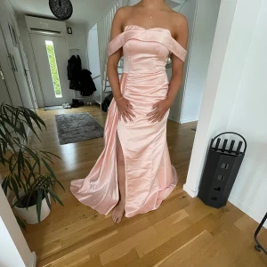 Balklänning  - Oanvänd Balklänning från JJ house med lappen kvar! Säljer då den inte passade mig. Original pris 1400kr. Rosa i färgen ”Pärlrosa”