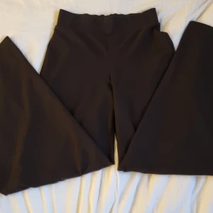 Kostymbyxor  - Svarta kostymbyxor från Gina Tricot. Strl. XS. Extremt stretchiga och sköna, små sömmar ner mot rumpan för att visa form. Midjeband är stretchigt och vida ben. 