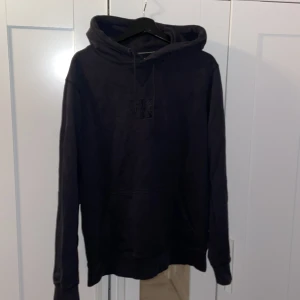 Svart hoodie - Aldrig använd och i väldigt bra skick 
