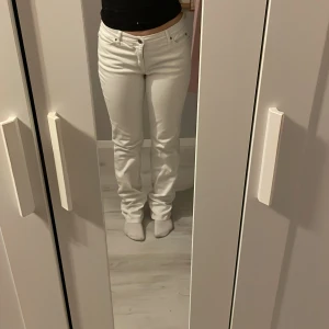 Vita lågmodjade jeans  - Lågmidjade vita utsvängda jeans som är använda några få gånger. Väldigt bra skick!