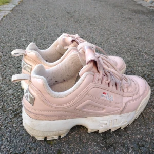 Rosa Fila skor - Jättefina filaskor i bra skick inte använt jättemycket lite slitna på insidan(som du ser på bild 3) men inget som syns.De är stl 38 men lite små så passar nån som kanske har stl 36, 37 och där imellan. 