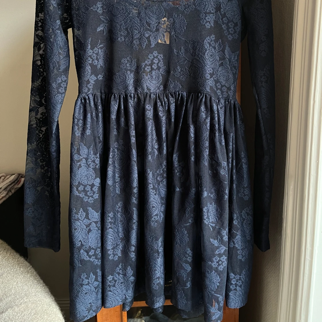 Mörkblå spetsklänning - 90