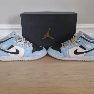 Air jorden 1 mid - Hej jag säljer mina air jordans,jag har haft dom nästan två år. Dem är i väldigt bra skick och kommer med kartong.