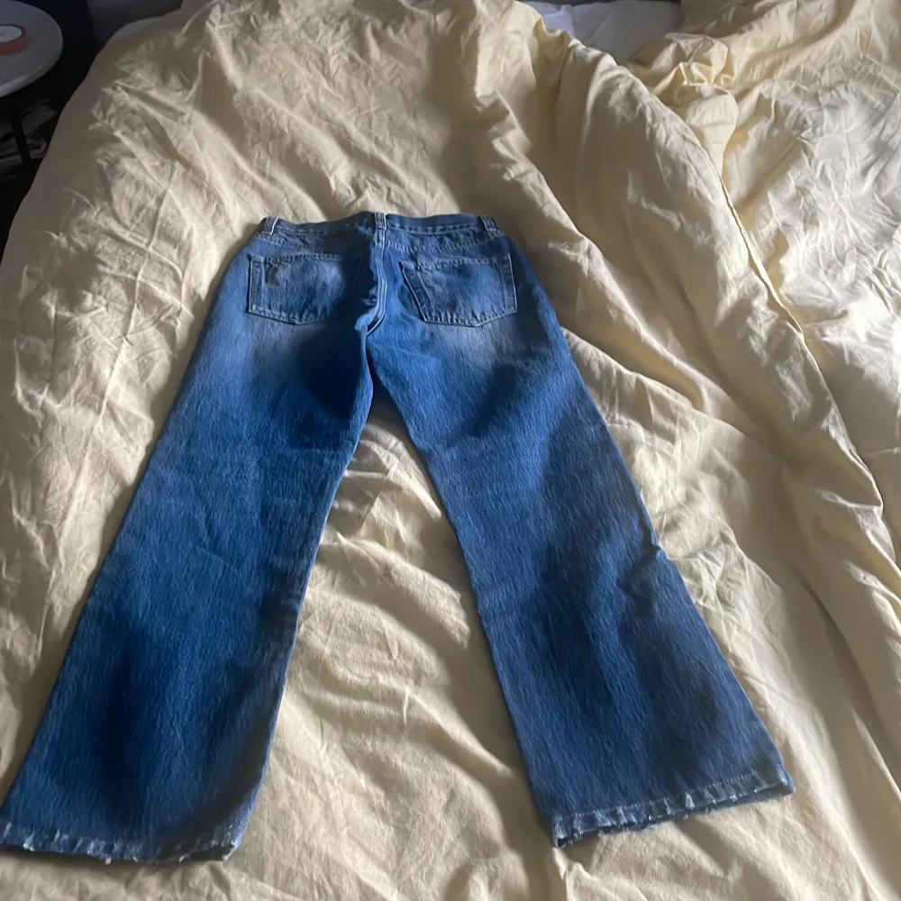 Ett par sjukt snygga WHYRED jeans med lagom slitning. Byxorna är knappt använda och passar mig inte längre.   Eftersom att de är upplagda en gång i tiden borde de passa dig som är 160-165 cm lång. Midjemått: 29. Jeans & Byxor.