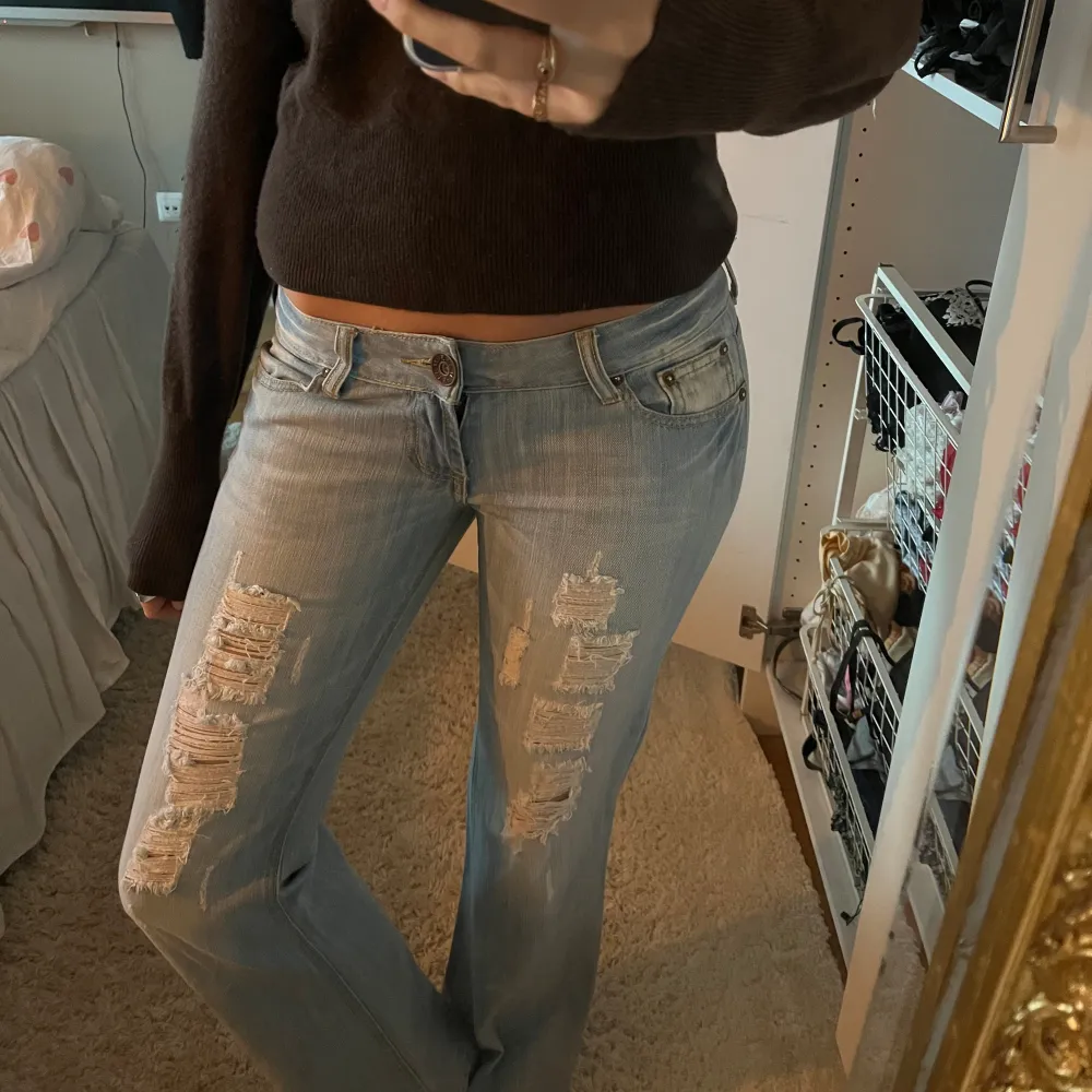 Perfekta långa ljusa jeansen till våren, jag är 178. Jeans & Byxor.