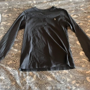 Ralph lauren tröja - Säljer denna ralph lauren tröja då den inte kommer till användning! Jättebra skick, precis som ny! Använd gärna ”Köp nu”!