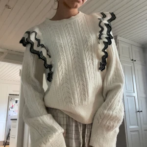 Superfin Tröja  - Superfin stickad volang tröja från Lindex. Andvänd Max 2ggr så den är som ny. Tröjan är i storlek 158/164. Köpt för 350kr