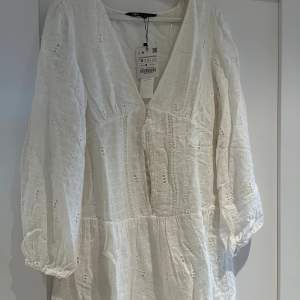 Helt oanvänd vit sommar klänning från Zara i storlek M. Perfekt till studenten eller sommaren🩷🩷🫶🏽🫶🏽🫶🏽 Dm för fler bilder eller frågor.