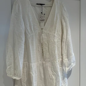 Vit klänning - Helt oanvänd vit sommar klänning från Zara i storlek M. Perfekt till studenten eller sommaren🩷🩷🫶🏽🫶🏽🫶🏽 Dm för fler bilder eller frågor.