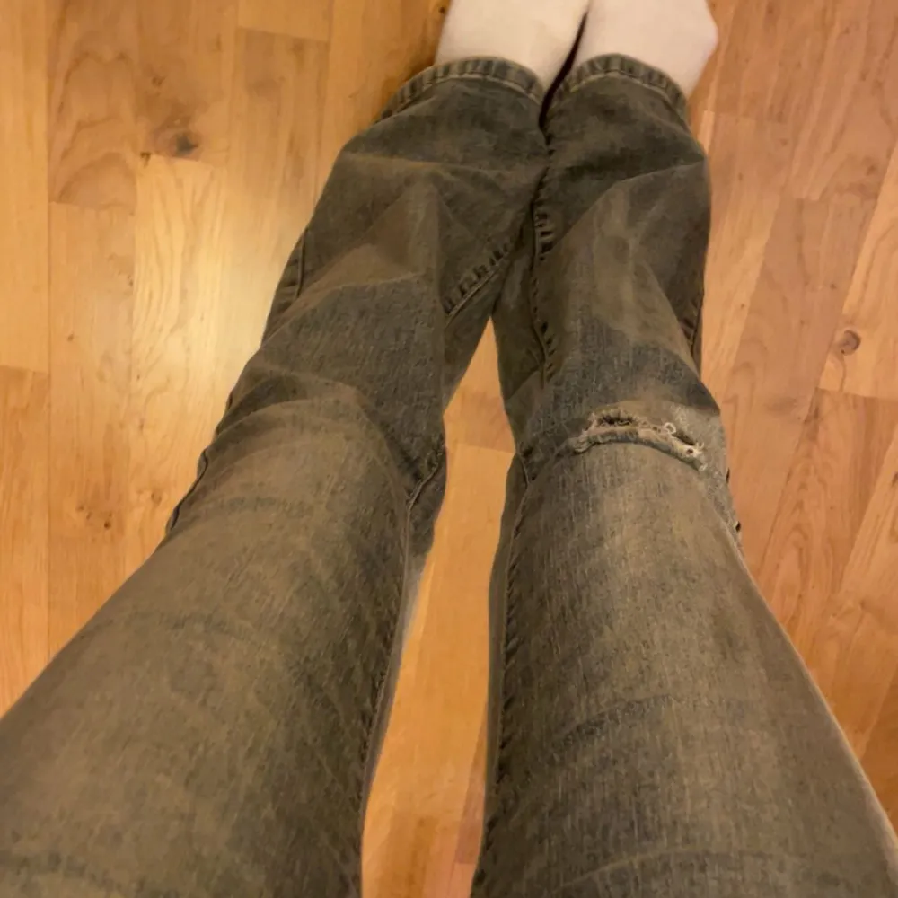 Bootcut jeans i fint skick nästan aldrig använda, lågmidjade storlek XS. 👖 Vet inte vart dem är ifrån.  Köpte dem för ungefär 350kr säljer dem nu för 200kr🛍️  👖🛍️💸🪩. Jeans & Byxor.