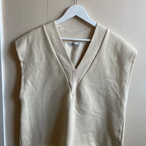 Sweater väst - Väst från zara i storlek M. Oversized i storleken. I bra skick
