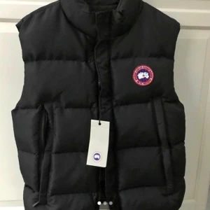  canada goose väst - Den är XL oanvänd bra skick. Passar även M-L