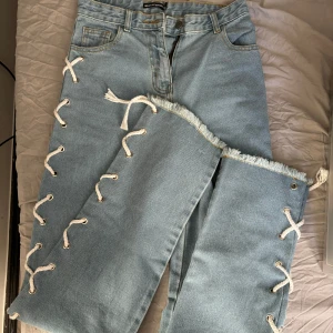 Missyempire jeans med snörning - Aldrig använda, i storlek S, raka i benen med snörning på sidorna🩷