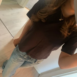 T-shirt Gina  - En as snygg mörkbrun T-shirt från Gina! Det perfekta basplagget som passar till allt💓