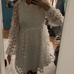 Studentklänning  - Säljer en av mina studentklänningar som tyvärr inte blev använd, så himla unik och fin! Köpt på asos storlek xs men passar som en S